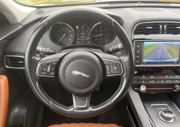 Jaguar F-Pace cena 79999 przebieg: 186000, rok produkcji 2016 z Staszów małe 704